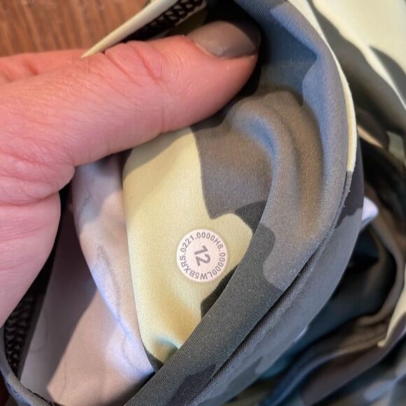 Lululemon 23” crop camo pocket leggings 12 - Picture 10 of 14